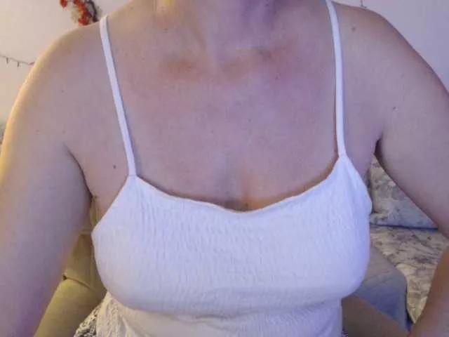 goodSnowQueen from BongaCams