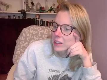 holly_bourbon — full *nude* & *more* ONLY in pvt!!! let's play!  #blonde #glasses #american #english