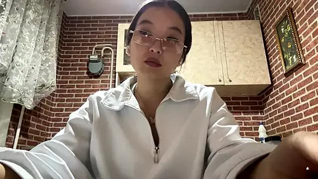 EmmaLeexth on StripChat 