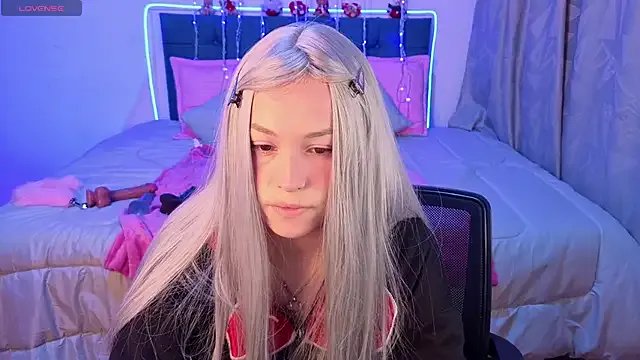 Eymmy_24 on StripChat