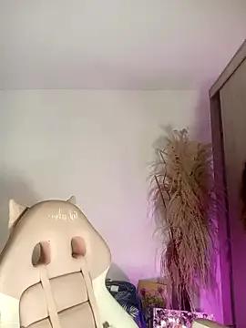 lovely_kitt — rub clit x3 mins