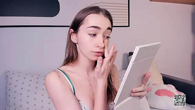 PollyBeev on StripChat 