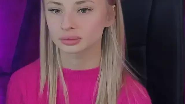 PollyMillees on StripChat 