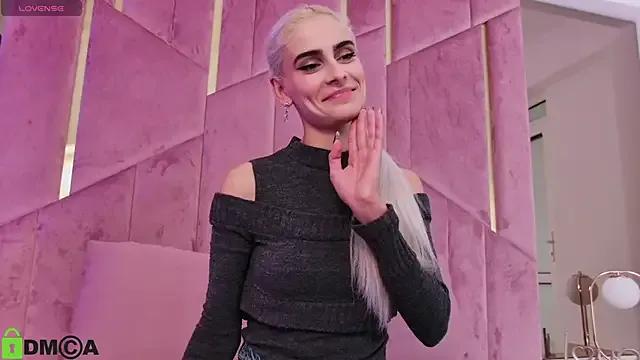 SelenaDaze on StripChat 